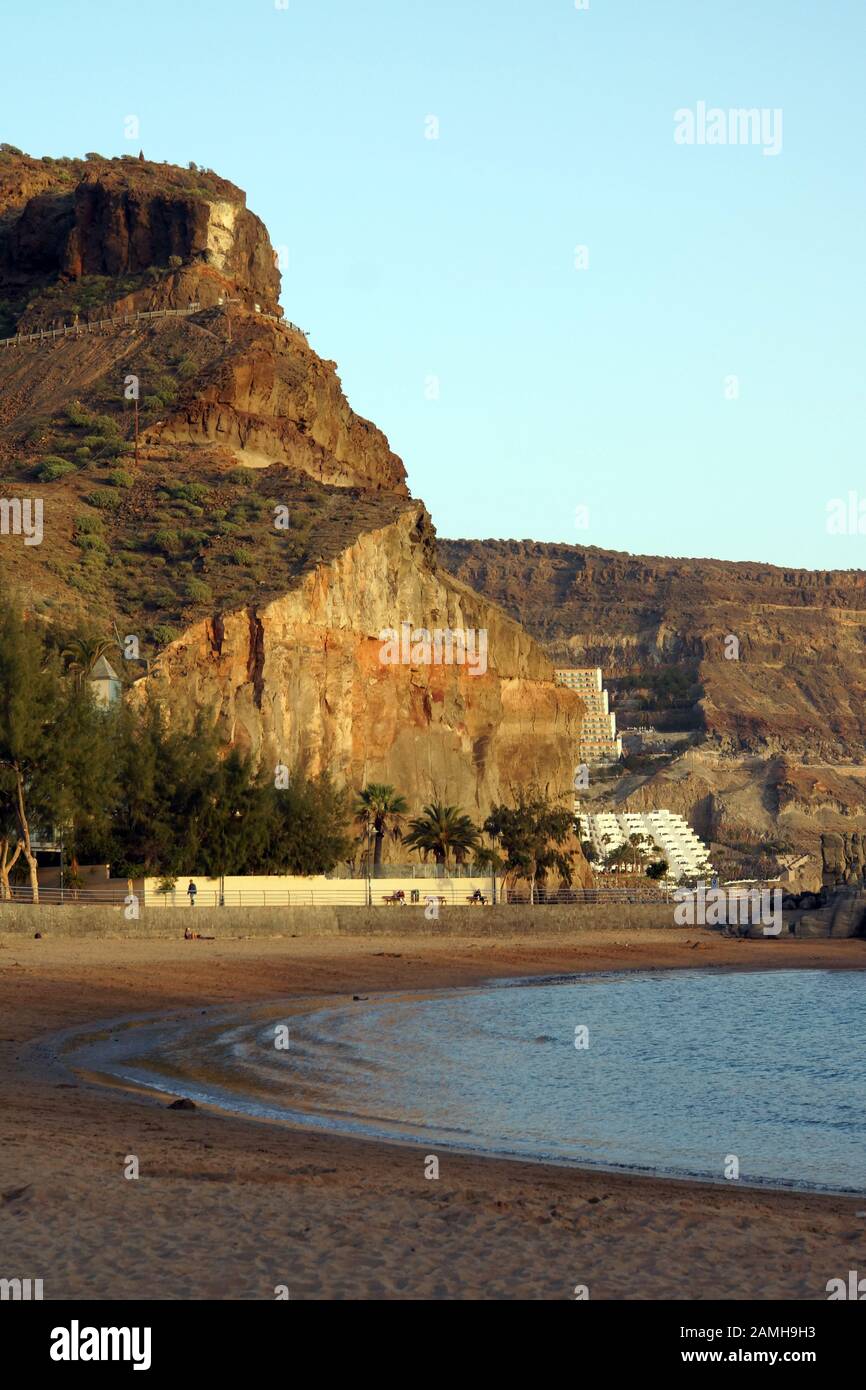 Abendstimmung am menschenleeren Strand, im Hintergrund das Cruz de Piedra, Puerto de Mogan, Gran Canaria, Kanaren, Spanien Foto Stock