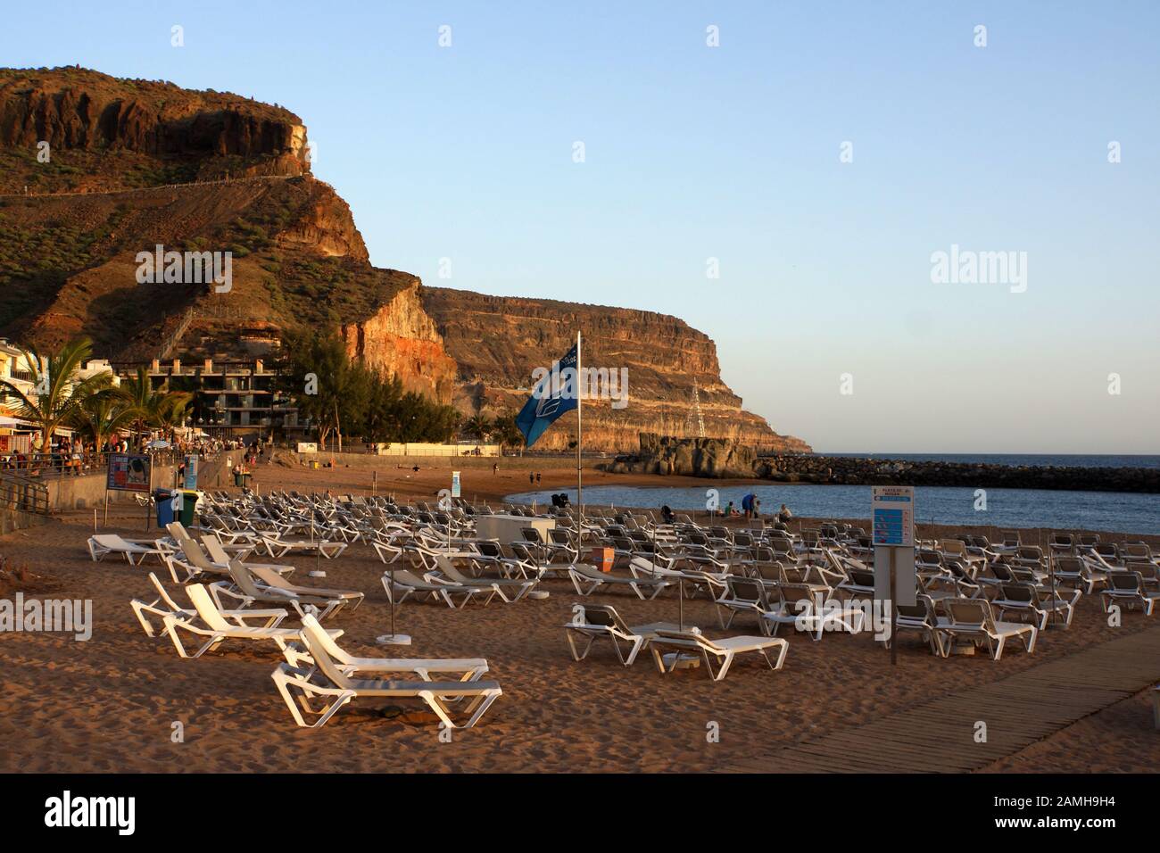 Abendstimmung am menschenleeren Strand, im Hintergrund das Cruz de Piedra, Puerto de Mogan, Gran Canaria, Kanaren, Spanien Foto Stock