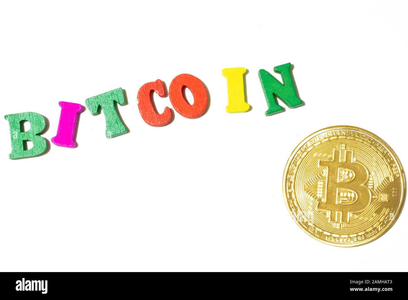 Parola bitcoin realizzato con lavagna a lettere e moneta su sfondo bianco vista dall'alto Foto Stock