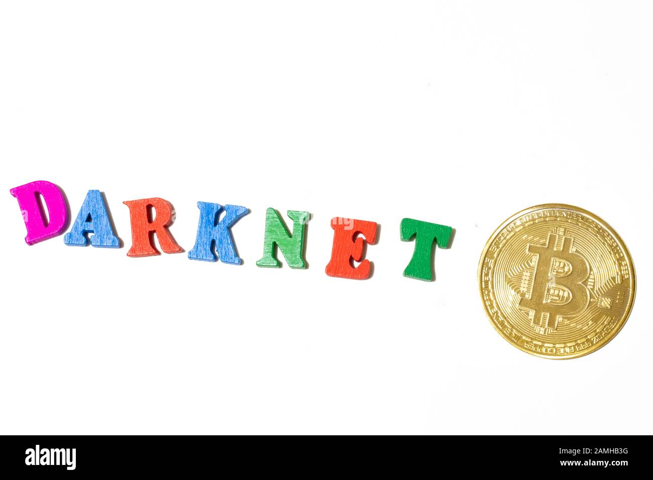 Darknet e bitcoin concetto. Moneta di parola e criptovaluta su sfondo bianco vista dall'alto Foto Stock