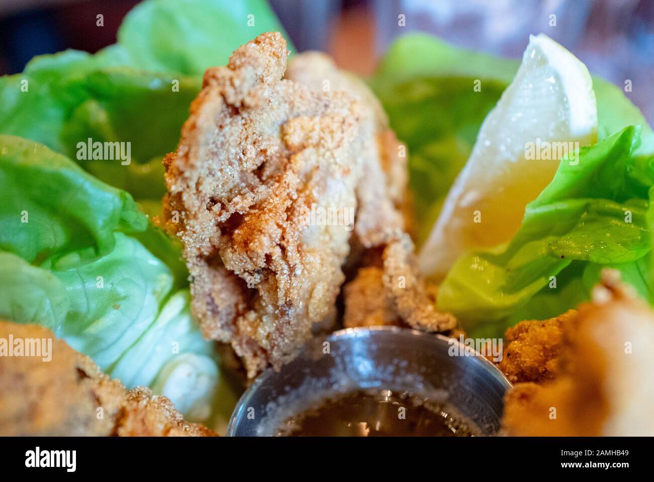 Primo piano del tradizionale piatto americano del sud delle ostriche fritte al ristorante della Louisiana Kitchen di Angeline, un cajun nel quartiere North Shattuck di Berkeley, California, 30 novembre 2019. Precedentemente conosciuto come il Ghetto Gourmet, il quartiere di North Shattuck è conosciuto come il luogo di nascita del movimento alimentare New American. () Foto Stock