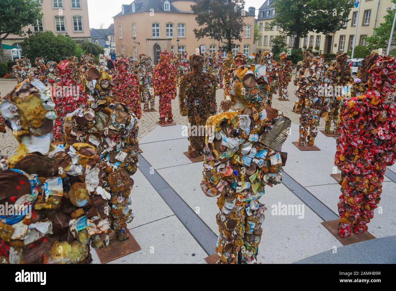 Lussemburgo, Lussemburgo - 12 settembre 2014: Cestino esercito di persone fatte di cestino rifiuti dall'artista tedesco Schult Foto Stock