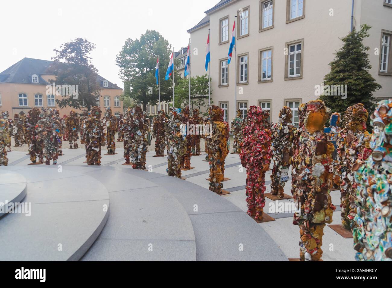 Lussemburgo, Lussemburgo - 12 settembre 2014: Cestino esercito di persone fatte di cestino rifiuti dall'artista tedesco Schult Foto Stock