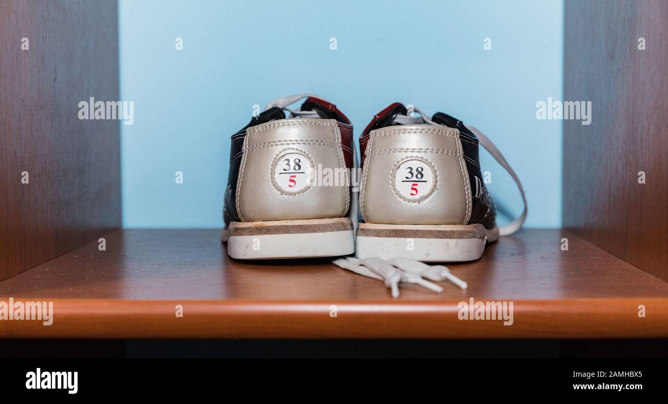 Scarpe da bowling in rack. Scarpe sportive. Foto Stock