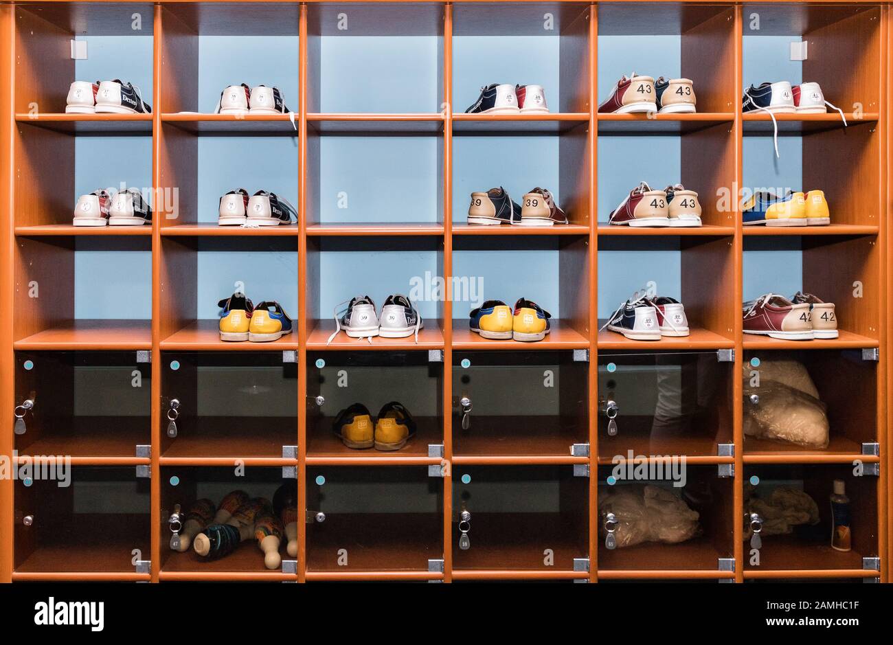 Scarpe da bowling in rack. Scarpe sportive. Foto Stock