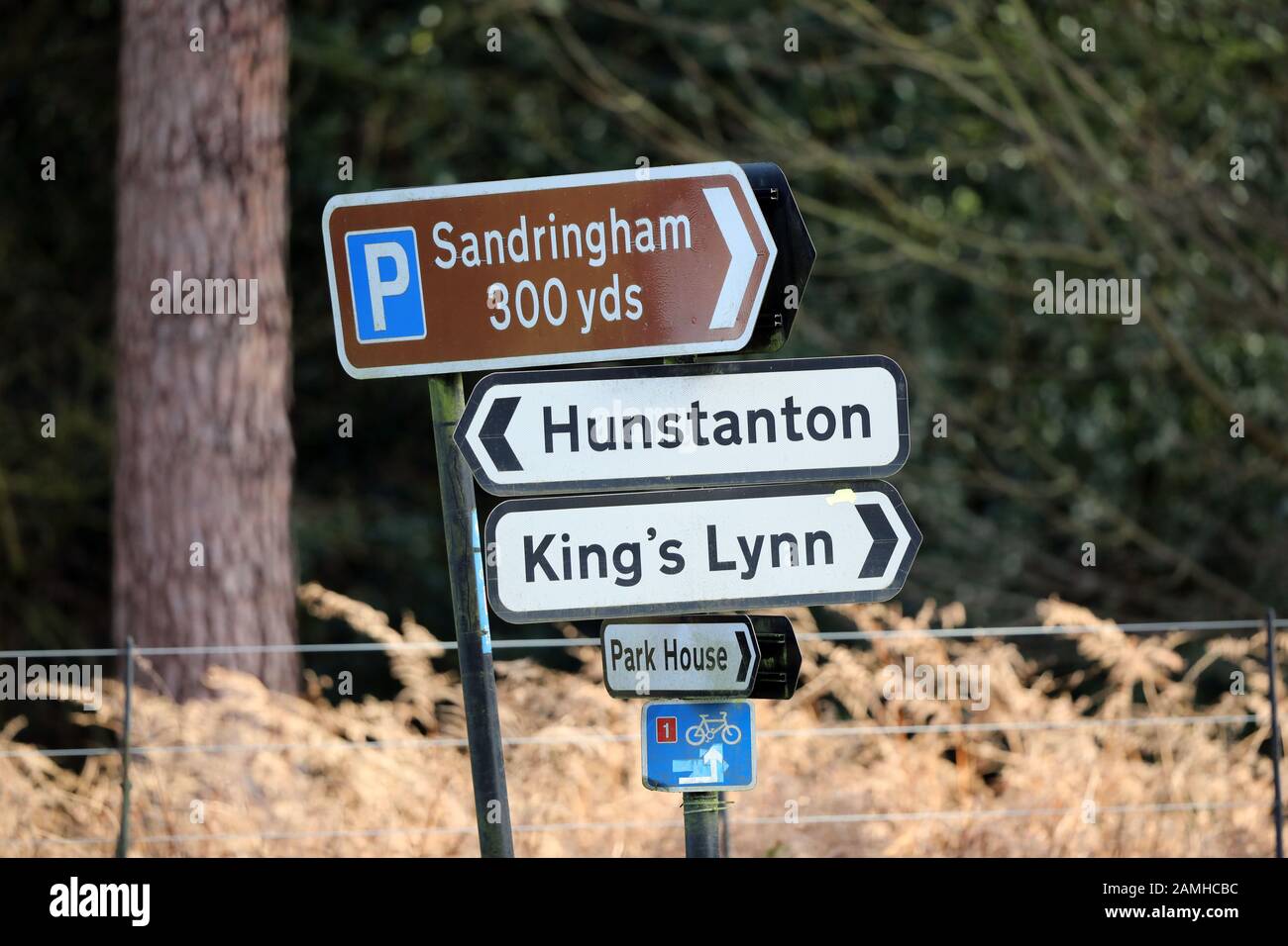Sandringham, Norfolk. 12th Gen 2020. Indicazioni stradali vicino a Sandringham House per Sandringham, Hunstanton e King's Lynn. La regina Elisabetta II frequenta la chiesa, Sandringham, Norfolk, il 12 gennaio 2020. Credito: Paul Marriott/Alamy Live News Foto Stock