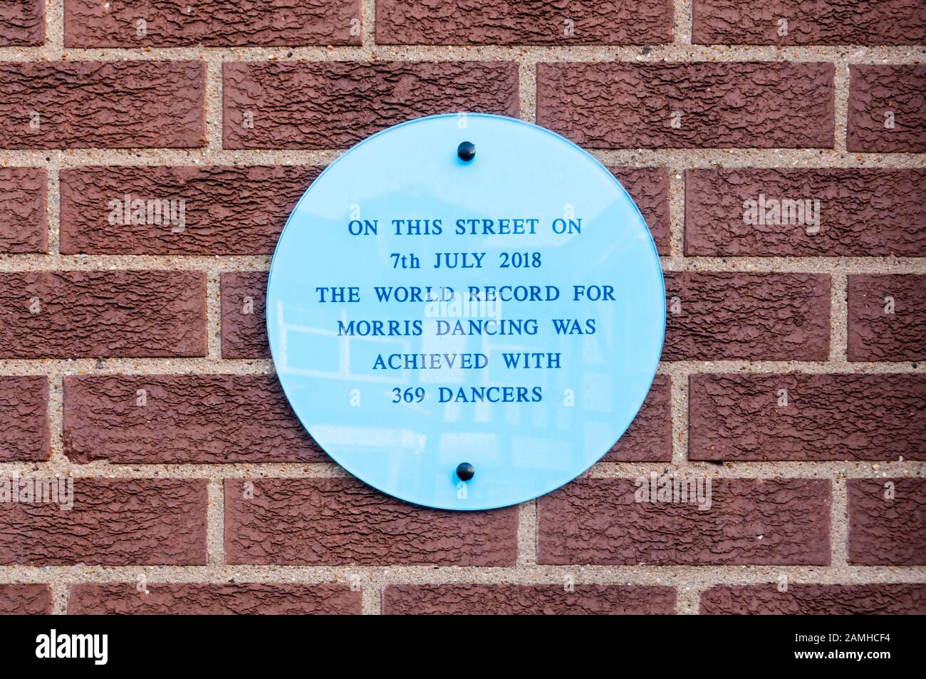 Una targa blu commemora un'impresa di fama mondiale di danza morris a Sheringham, Norfolk. Foto Stock