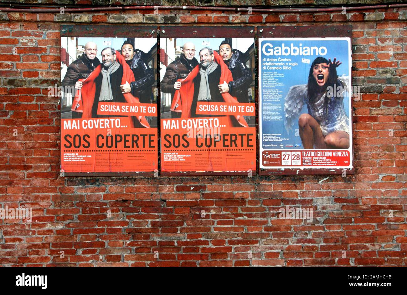 Poster del teatro su un muro a Venezia, Italia Foto Stock