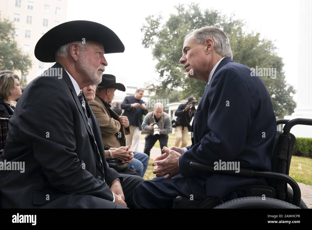 Austin, Texas, Stati Uniti. 13th Gen 2020. Austin, Texas USA 13 gennaio 2020: Il JACK Wilson of White Settlement (l) dell'eroe delle sparatorie della Chiesa saluta Gov. Greg ABBOTT come egli accetta la medaglia del governatore Del Coraggio alla residenza del governatore del Texas. Wilson sparò un giro e uccise un sospettato sparatutto in chiesa il 29 dicembre 2019. Credito: Bob Daemmrich/Zuma Wire/Alamy Live News Foto Stock