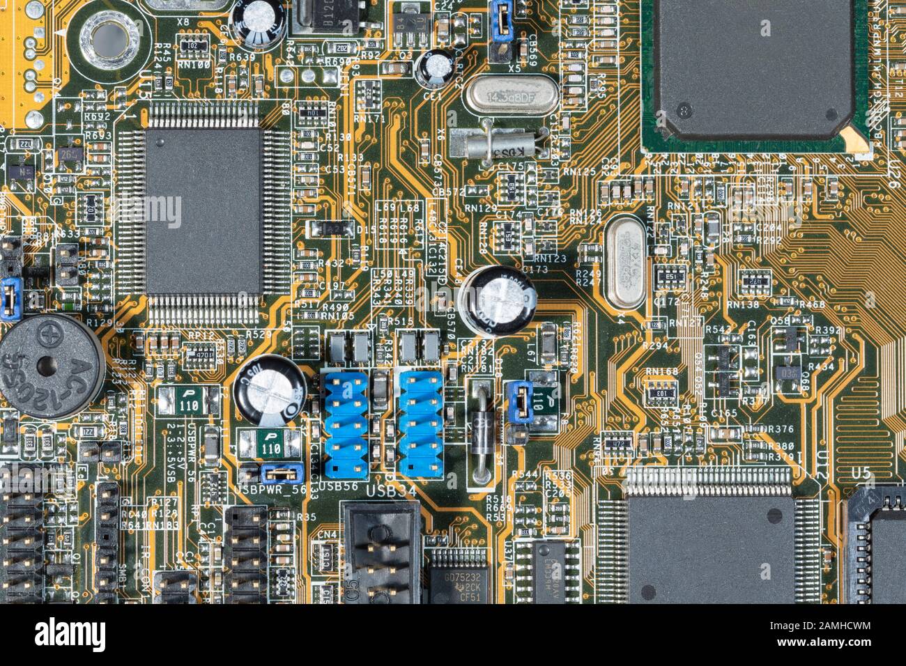 Dettagli circuiti elettronici e chip sulla scheda madre del computer Foto Stock