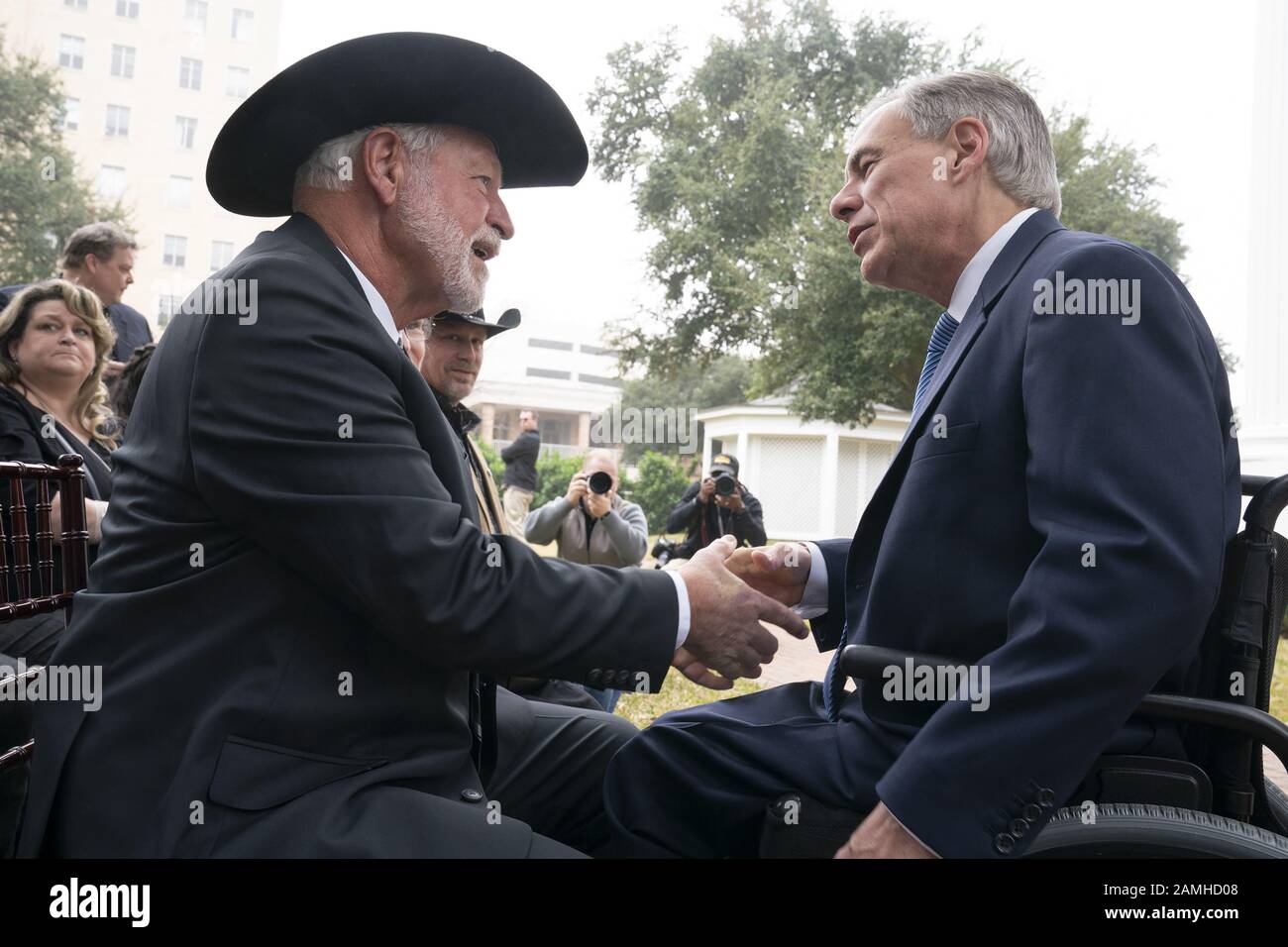 Austin, Texas, Stati Uniti. 13th Gen 2020. Austin, Texas USA 13 gennaio 2020: Il JACK Wilson of White Settlement (l) dell'eroe delle sparatorie della Chiesa saluta Gov. Greg ABBOTT come egli accetta la medaglia del governatore Del Coraggio alla residenza del governatore del Texas. Wilson sparò un giro e uccise un sospettato sparatutto in chiesa il 29 dicembre 2019. Credito: Bob Daemmrich/Zuma Wire/Alamy Live News Foto Stock