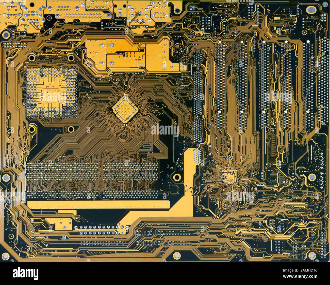 Circuito elettronico sul retro della scheda principale del personal computer Foto Stock