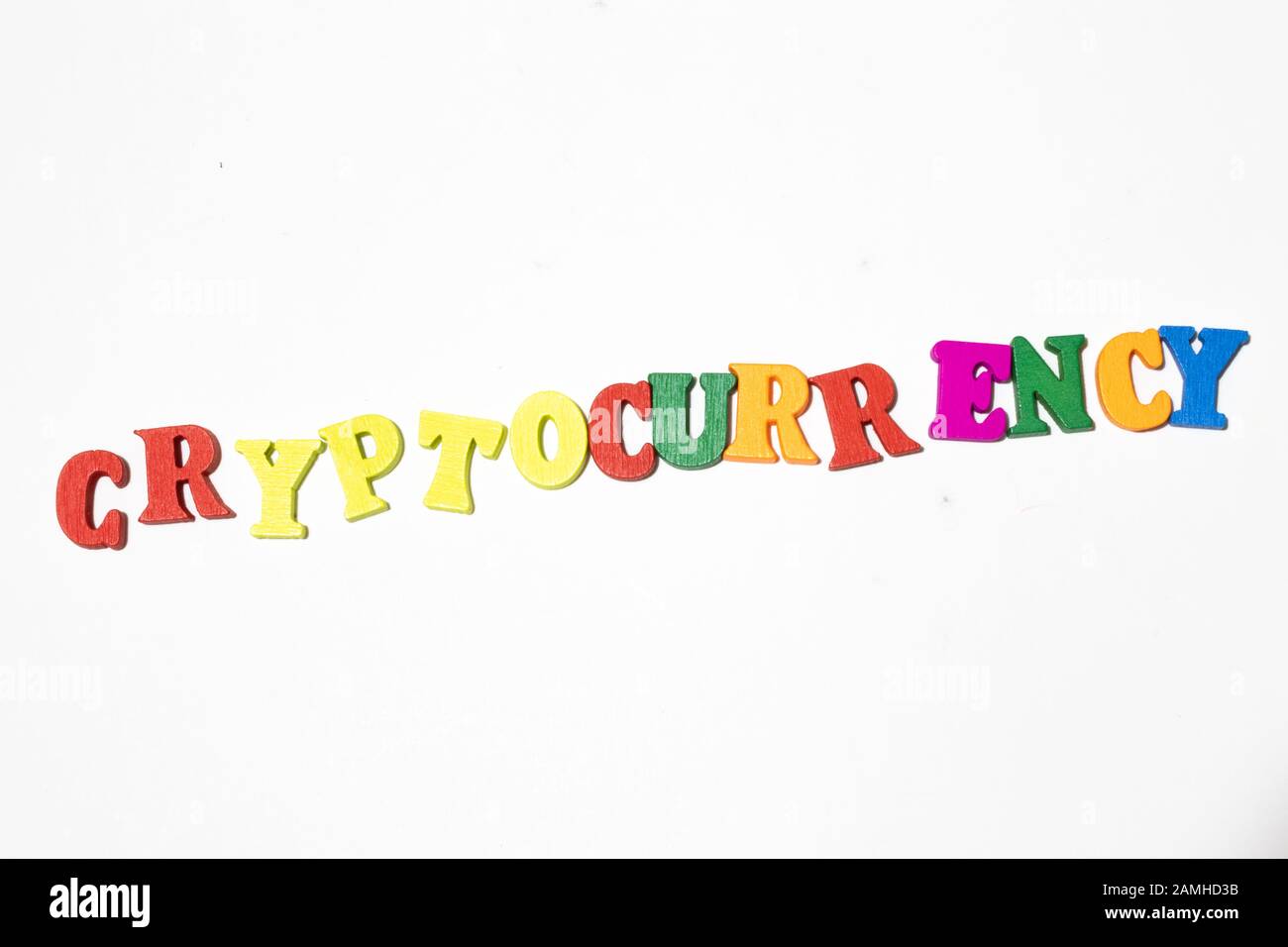 Criptovaluta per parola realizzata con lavagna a caratteri su fondo bianco, piatto con spazio di copia Foto Stock