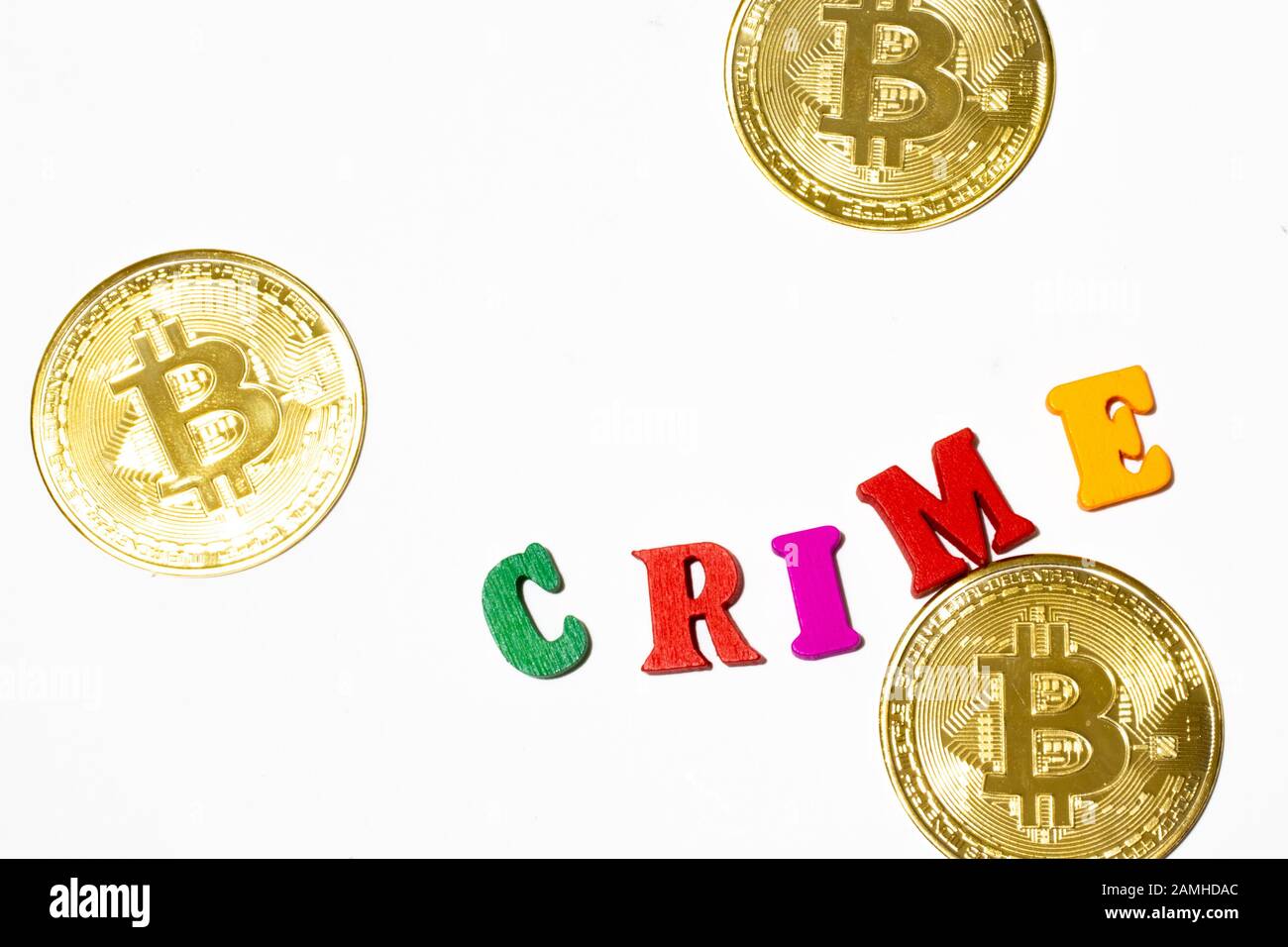 Crimine di parola fatto con lavagna su sfondo bianco e bitcoin. Disposizione piatta Foto Stock