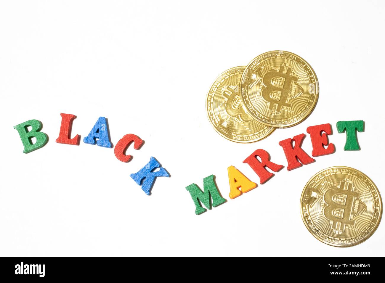 Parole mercato nero realizzato con carta intestata e monete bitcoin su sfondo bianco piatto Foto Stock
