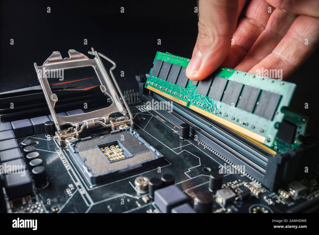 Installazione di una nuova memoria RAM DDR per un socket di un processore  per personal computer in un servizio. Aggiornamento della riparazione.  Concetto di aggiornamento o riparazione del PC Foto stock -