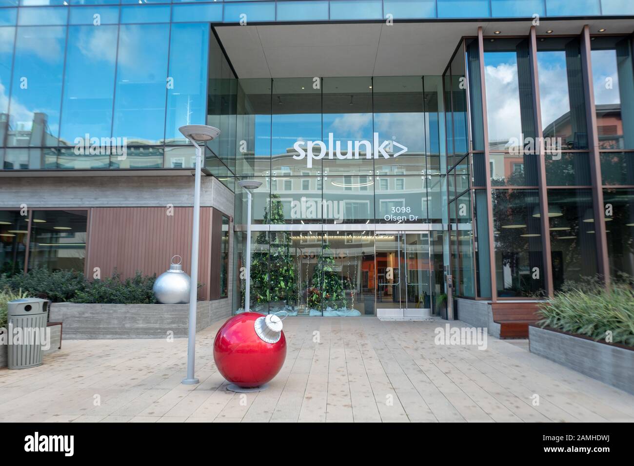Facciata con logo presso l'ufficio della società di software Splunk su Santana Row nella Silicon Valley, San Jose, California, 14 dicembre 2019. () Foto Stock