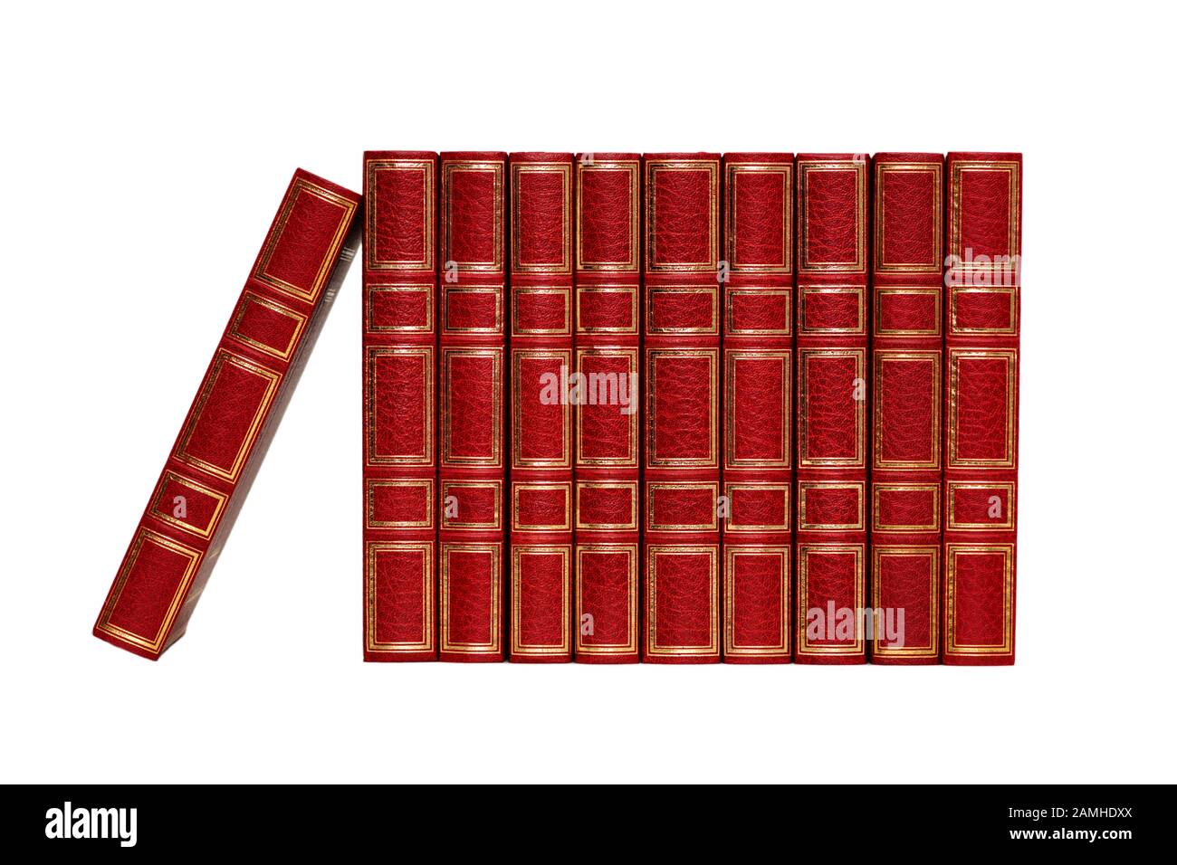 classici rosso chiuso libri in una fila su sfondo bianco e grigio pallido Foto Stock