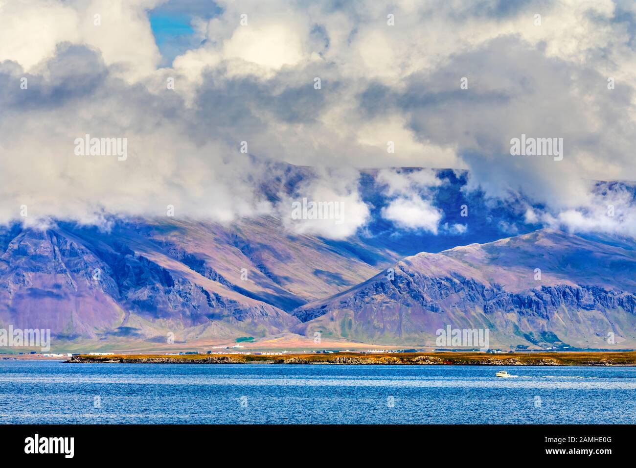 Cloudy Mountains Harbour Reykjavik Islanda. Spesso il tempo in Islanda, nuvoloso e modificabile. Foto Stock