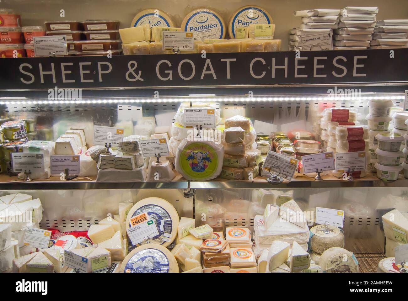Esposizione Del Negozio - Formaggio Di Pecora E Capra Foto Stock