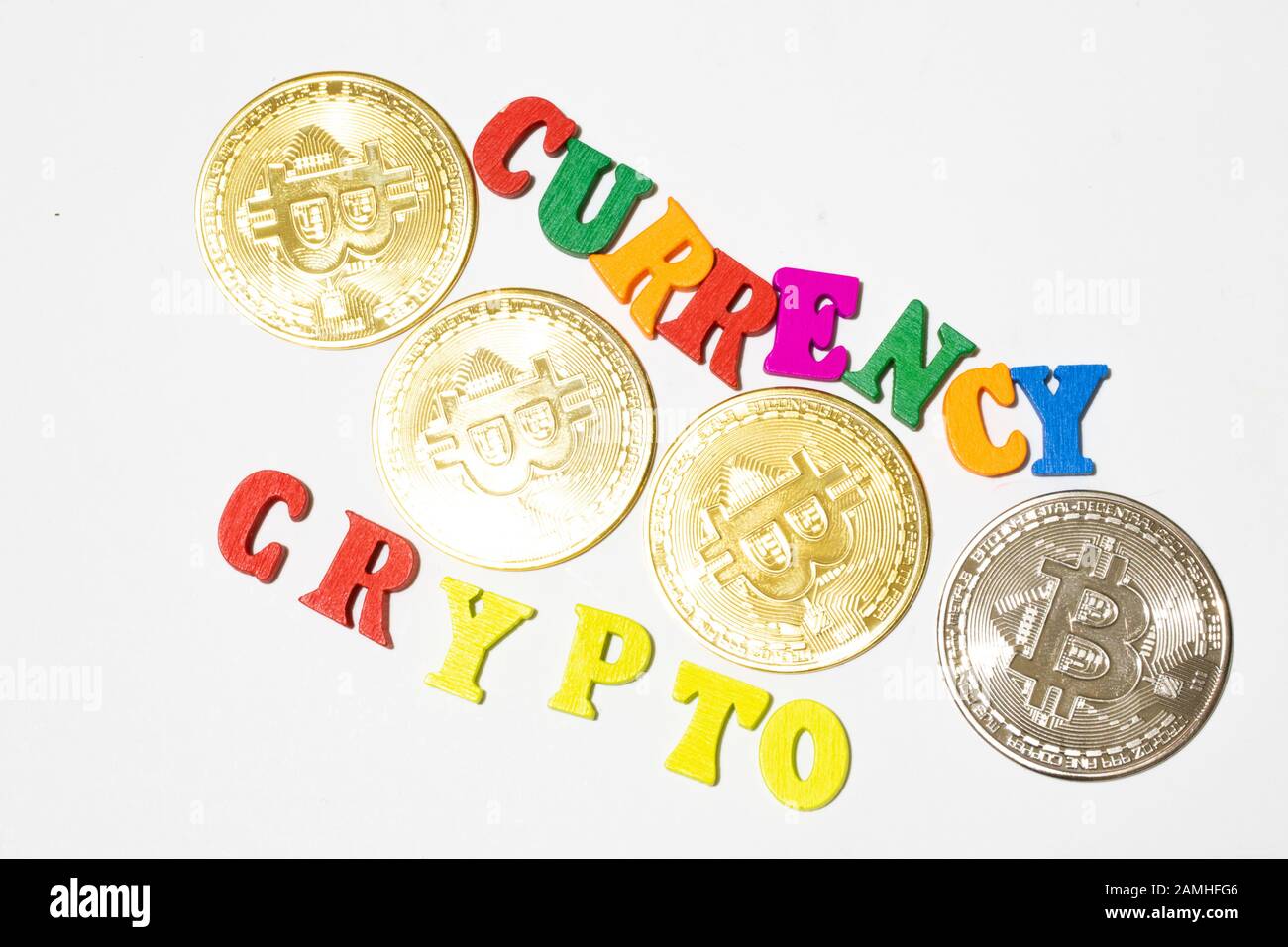 Parole valuta e cripto con bitcoin vista dall'alto. Piatto con fondo bianco Foto Stock