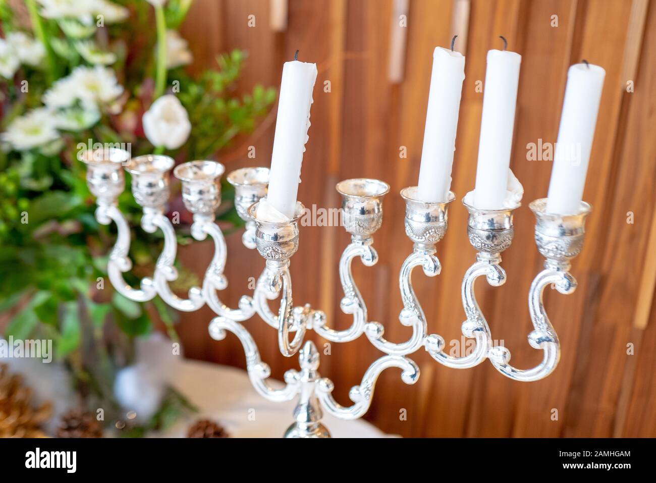 Primo piano di argento Chanukah menorah, utilizzato durante la festa ebraica di Hanukkah, con candele inserite, San Ramon, California, 25 dicembre 2019. () Foto Stock