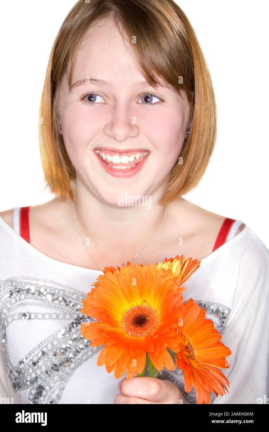 la ragazza adolescente tiene un mazzo di fiori d'arancio, sorridente Foto Stock