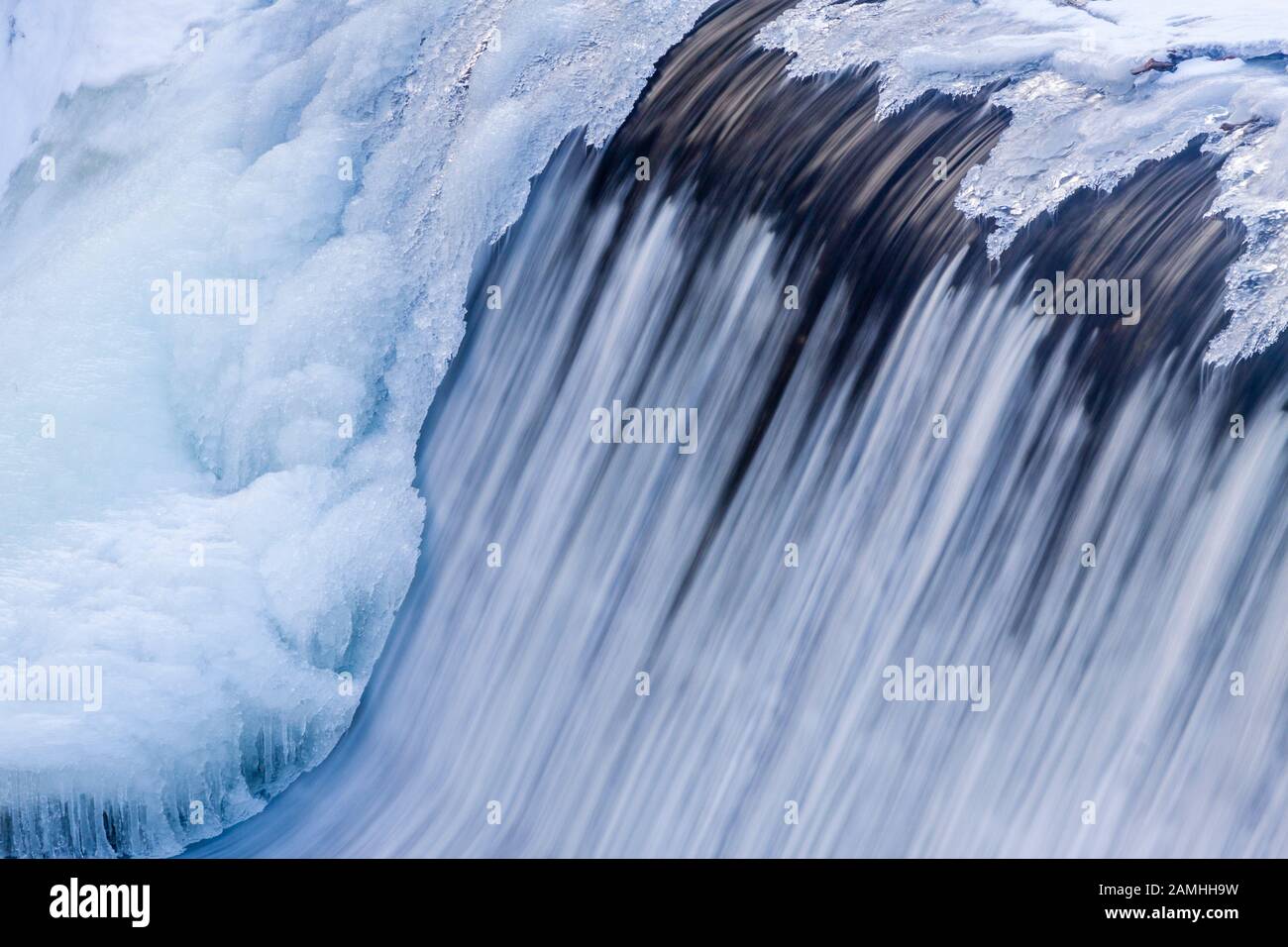 Il Cedar Creek di Cedarburg si blocca raramente a causa delle cascate che cadono a 60 piedi nella parte inferiore del torrente. Cicli di congelamento-scongelamento costanti Foto Stock