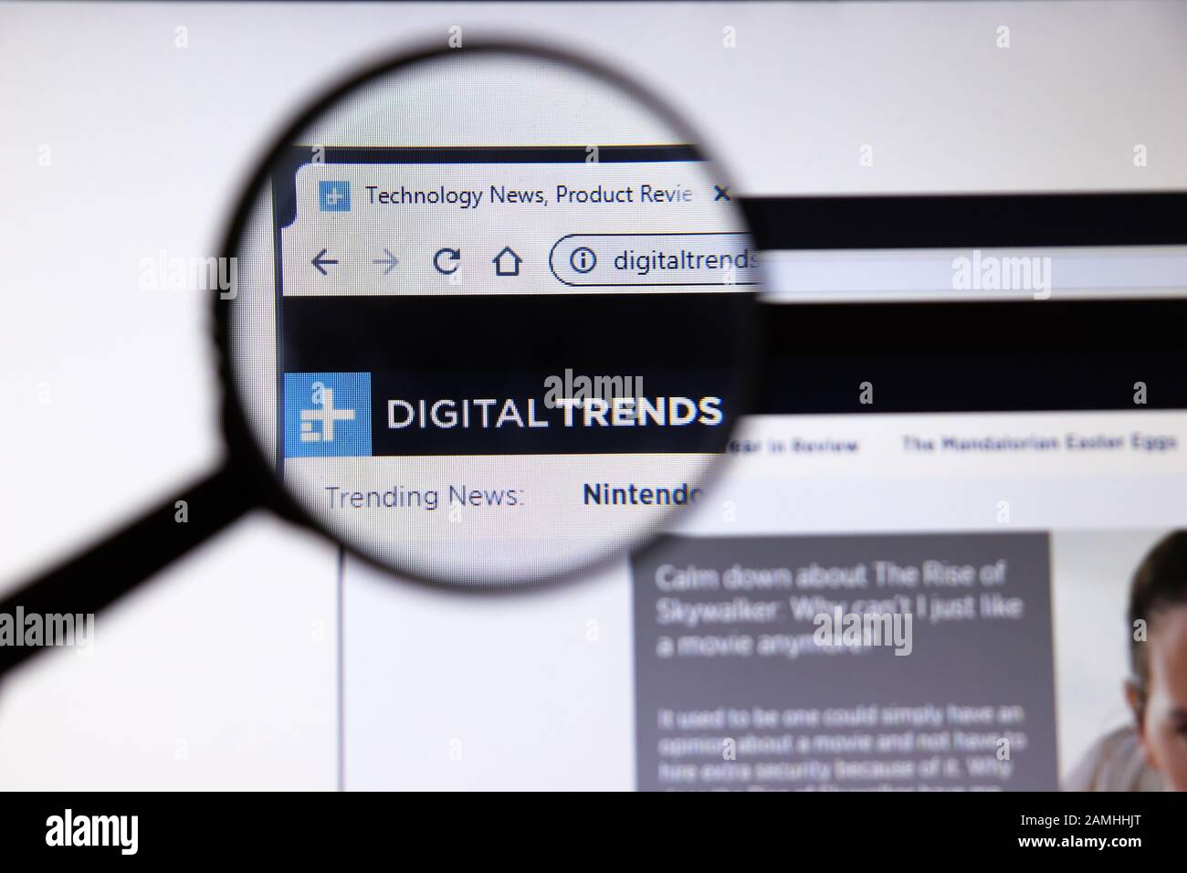 Los Angeles, California, Stati Uniti - 19 dicembre 2019: Pagina del sito Web Digital Trends. Primo piano del logo Digitaltrends.com sullo schermo del display, Illustrativo Foto Stock