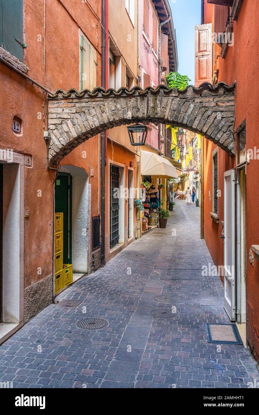 Vista panoramica estiva sul Garda, bellissima cittadina sul Lago di Garda. Veneto, Provincia Di Verona, Italia. Foto Stock