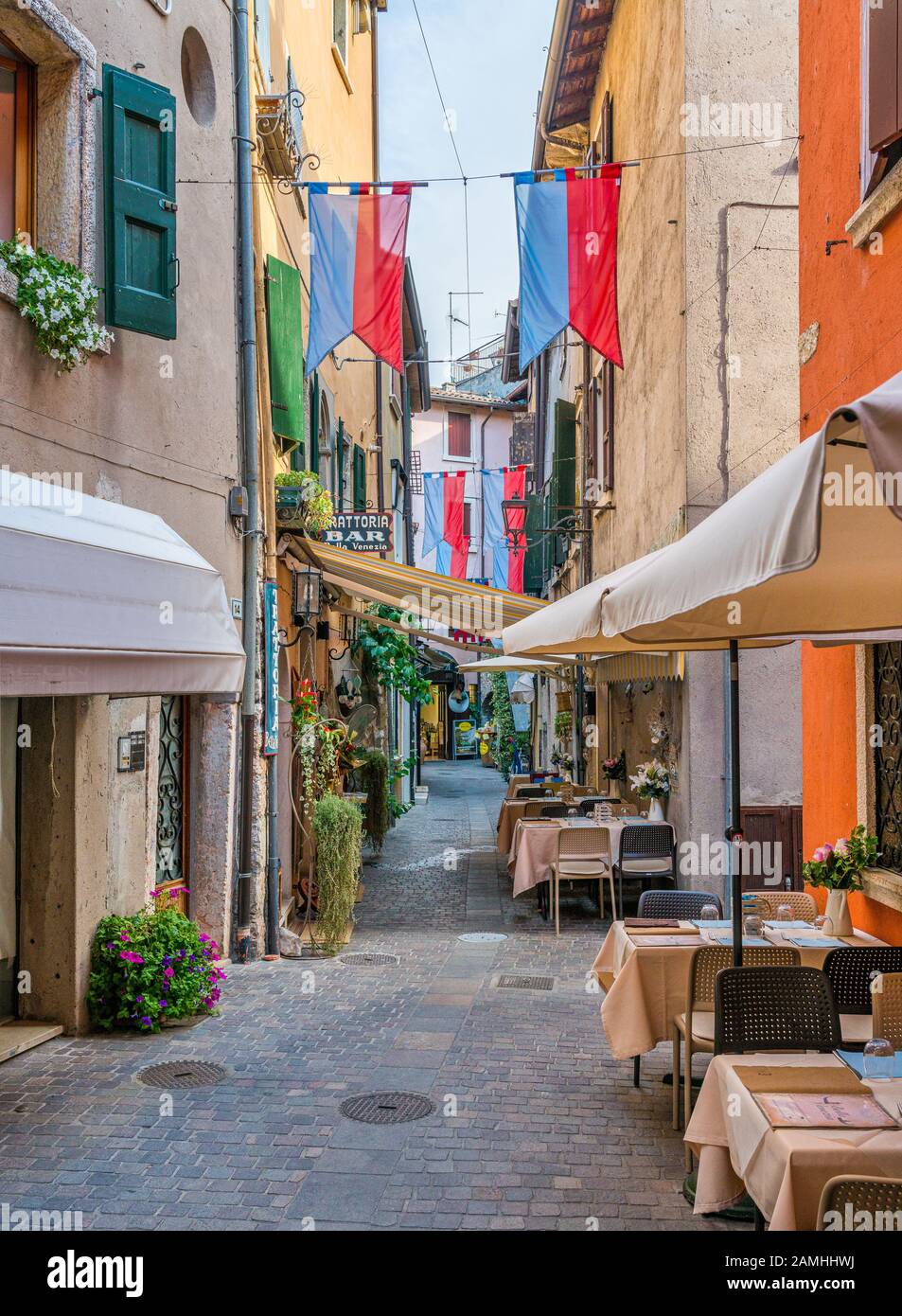 Vista panoramica estiva sul Garda, bellissima cittadina sul Lago di Garda. Veneto, Provincia Di Verona, Italia. Foto Stock
