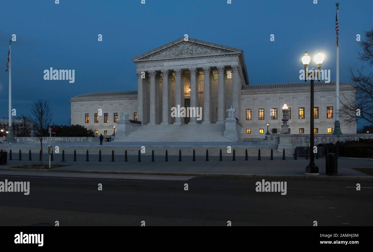 L’edificio della Corte Suprema degli Stati Uniti al crepuscolo, si accende negli uffici e lavora tardi. La Corte Suprema si trova di fronte al Campidoglio degli Stati Uniti, Washington, DC Foto Stock