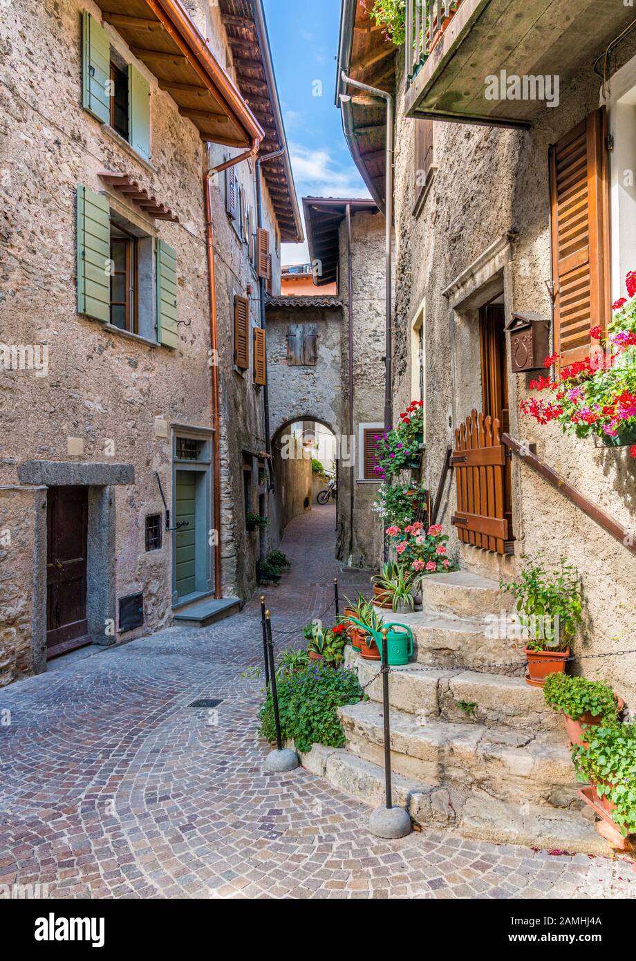 Vista panoramica di Tremosine sul Garda, villaggio sul lago di Garda in provincia di Brescia, Lombardia, Italia. Foto Stock