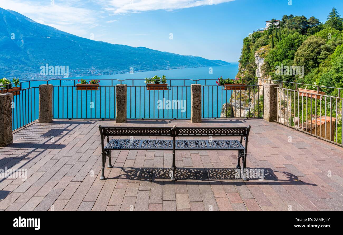 Vista panoramica di Tremosine sul Garda, villaggio sul lago di Garda in provincia di Brescia, Lombardia, Italia. Foto Stock
