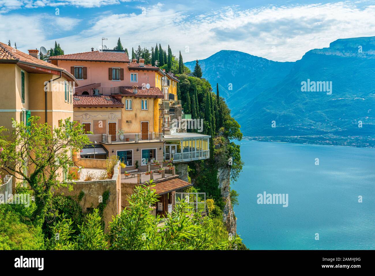 Vista panoramica di Tremosine sul Garda, villaggio sul lago di Garda in provincia di Brescia, Lombardia, Italia. Foto Stock