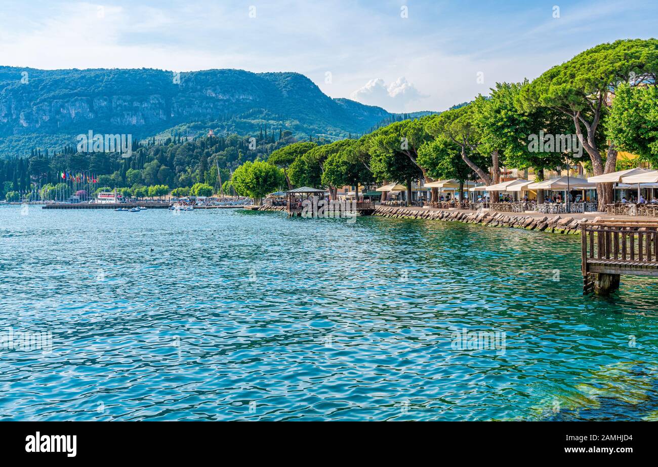 Vista panoramica estiva sul Garda, bellissima cittadina sul Lago di Garda. Veneto, Provincia Di Verona, Italia. Foto Stock