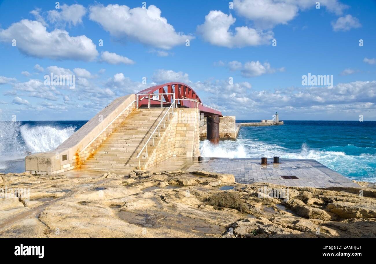 VALLETTA, MALTA. 29th dicembre 2019. Nelle prime fasi di una tempesta invernale, le onde si infrangono nel Breakwater Bridge (St. Elmo Breakwater) In Valletta Gra Foto Stock