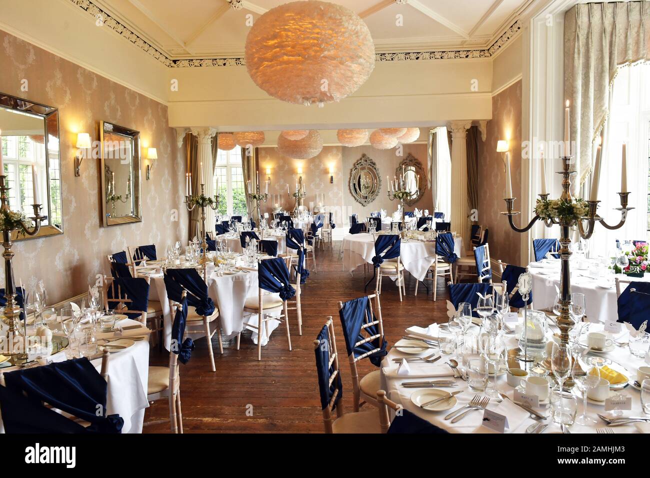 I tavoli e le sedie del Wedding Venue sono pronti per la grande festa. Foto Stock