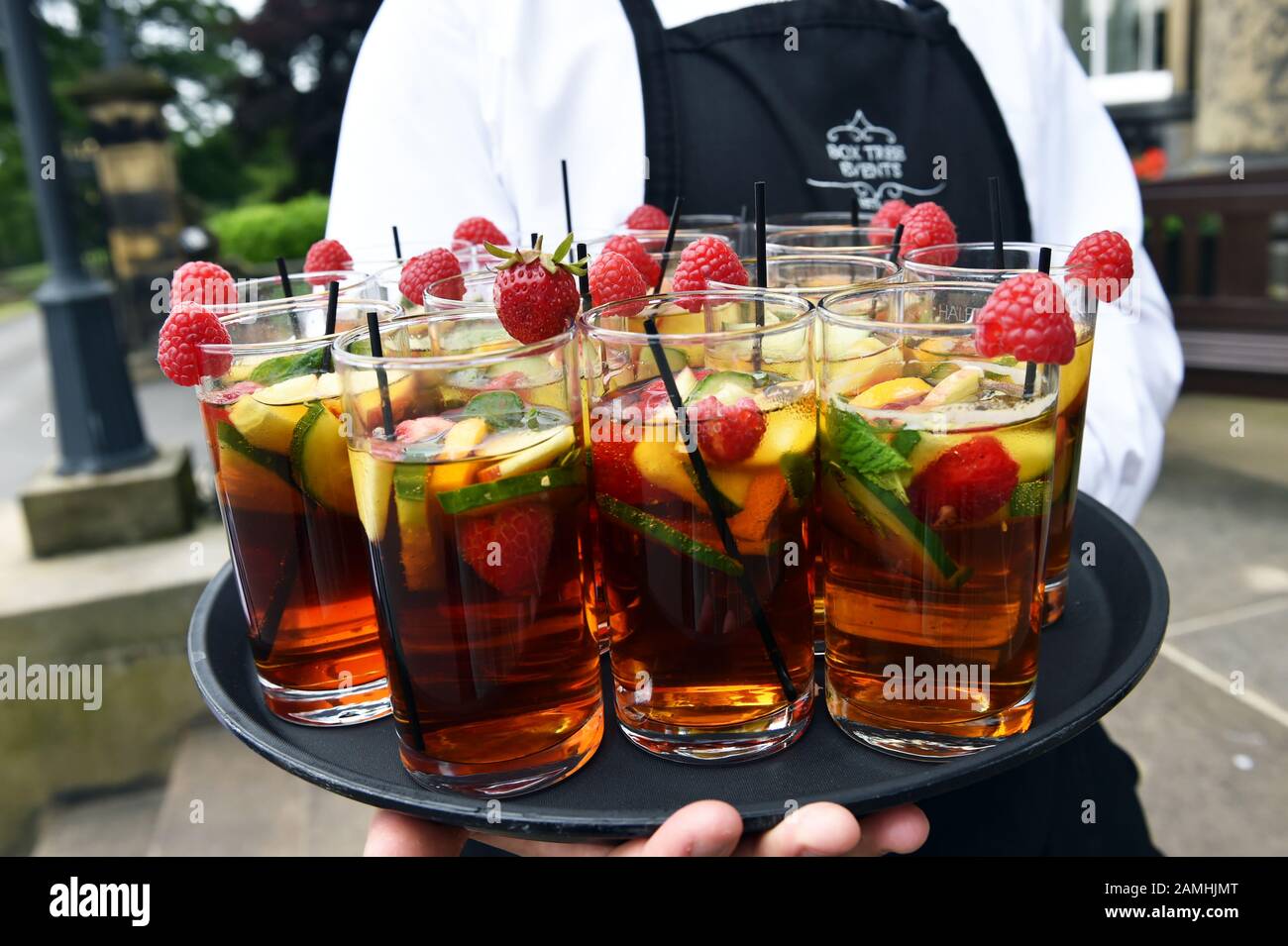 I Cocktail del Pimm sono serviti presso una reception per matrimoni nel Regno Unito Foto Stock