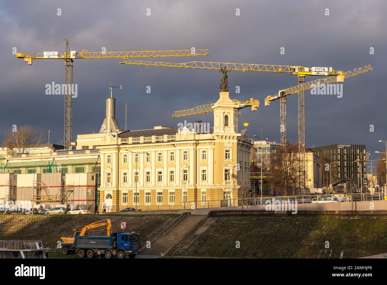 Vilnius, Lituania - 16 dicembre 2019: Lavori di costruzione intorno alla costruzione del Centro di apprendimento per bambini di NeobZebra A Vilnius Foto Stock