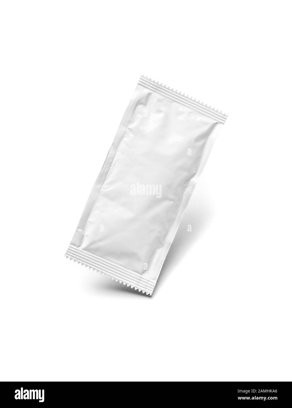 Pacchetto Bianco Condizionale Vuoto Fluttuante Isolato Su Sfondo Bianco. Foto Stock