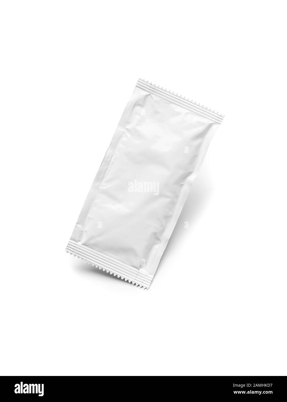 Pacchetto Bianco Condizionale Vuoto Fluttuante Isolato Su Sfondo Bianco. Foto Stock