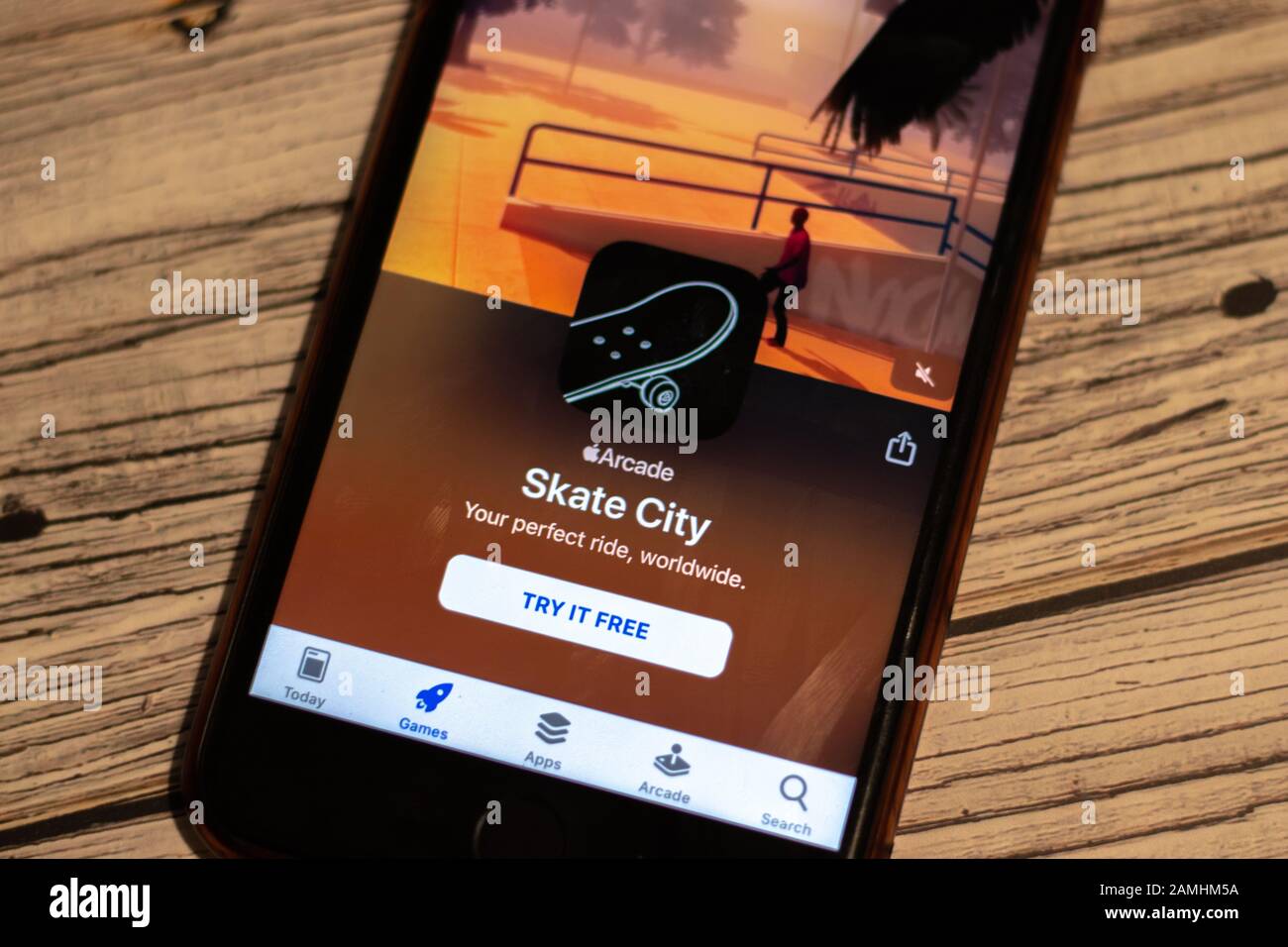 San Pietroburgo, Russia - 10 gennaio 2020: Icona di Skate City primo piano sullo schermo del telefono. Giochi Arcade su App Store, Editoriale Illustrativa Foto Stock