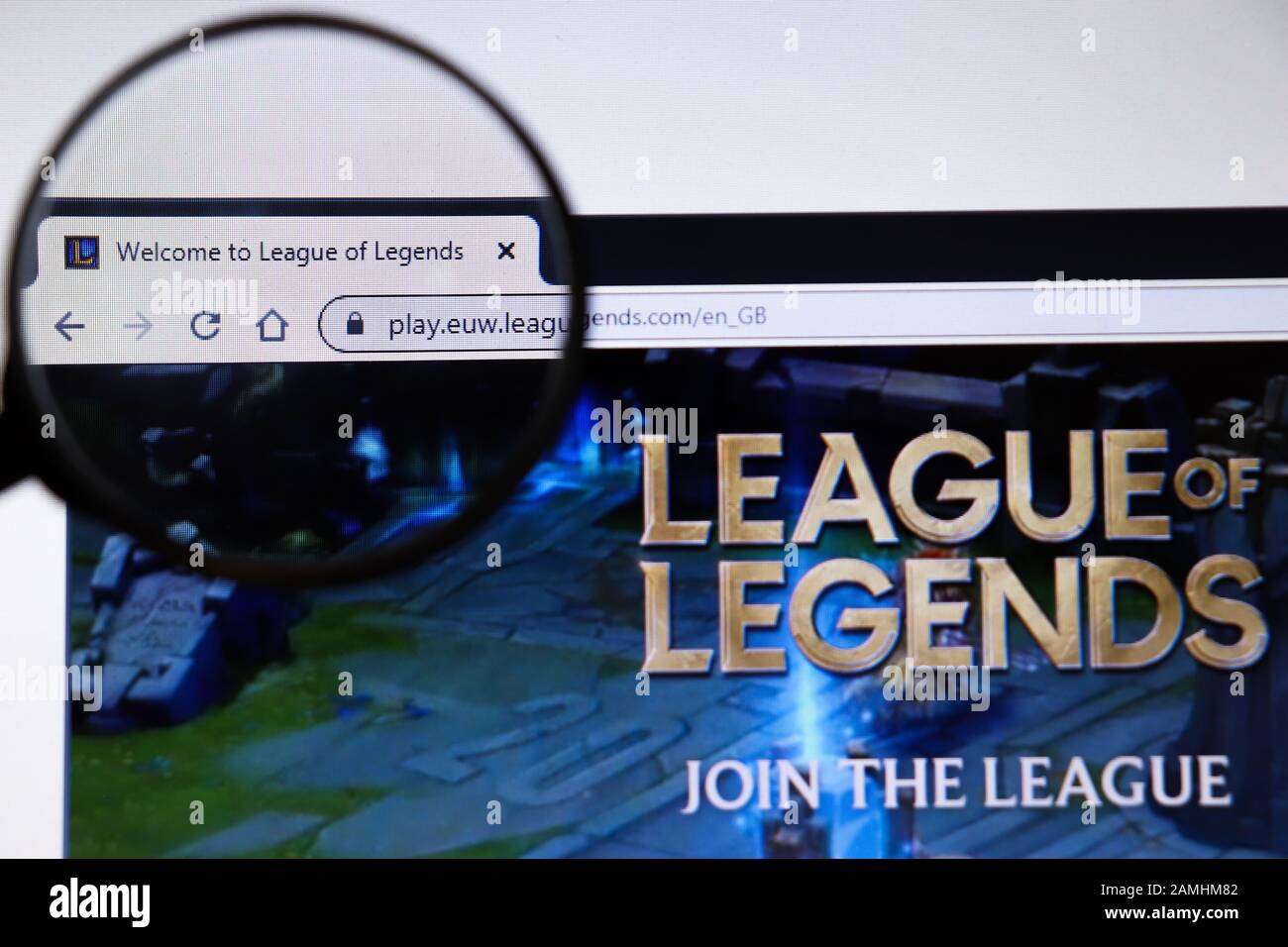 Los Angeles, California, Stati Uniti - 19 dicembre 2019: Pagina del sito Web League of Legends. Primo piano del logo Leagueoflegends.com sullo schermo del display, Illustrativo Foto Stock