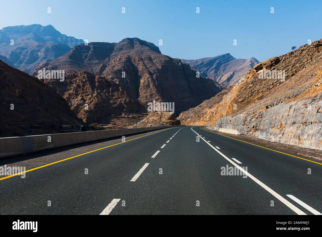 Strada di montagna tortuosa del deserto sulla montagna di Jais a Ras al Khaimah, UAE Foto Stock