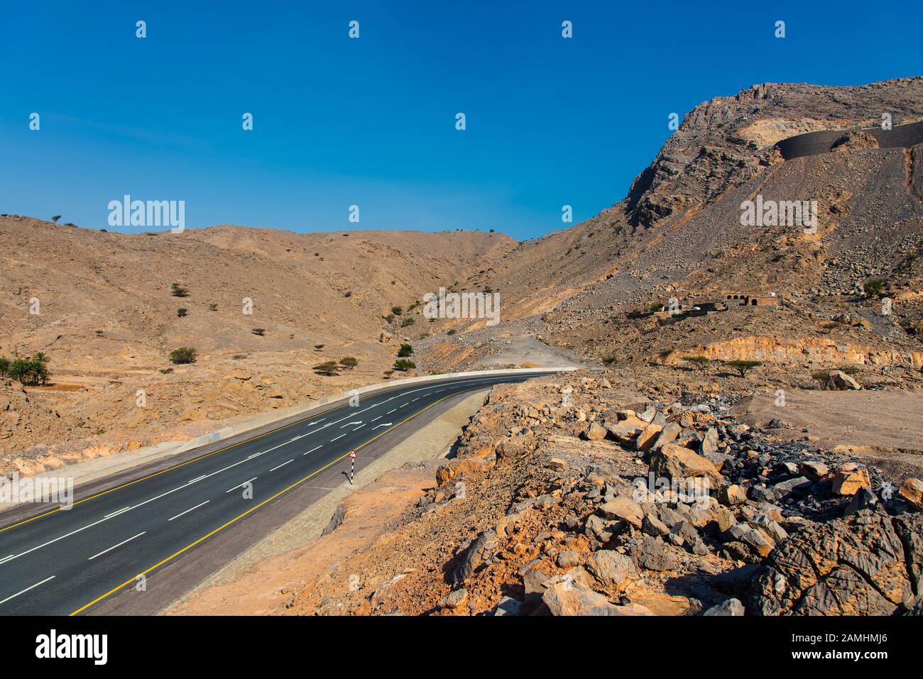 Strada di montagna tortuosa del deserto sulla montagna di Jais a Ras al Khaimah, UAE Foto Stock