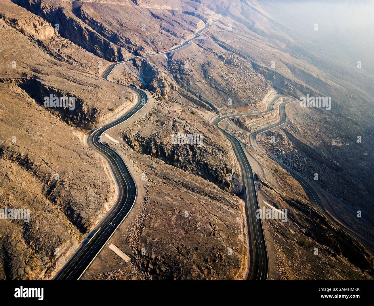Desert strada di montagna sulla montagna Jais nella vista aerea degli Emirati Arabi Uniti Foto Stock