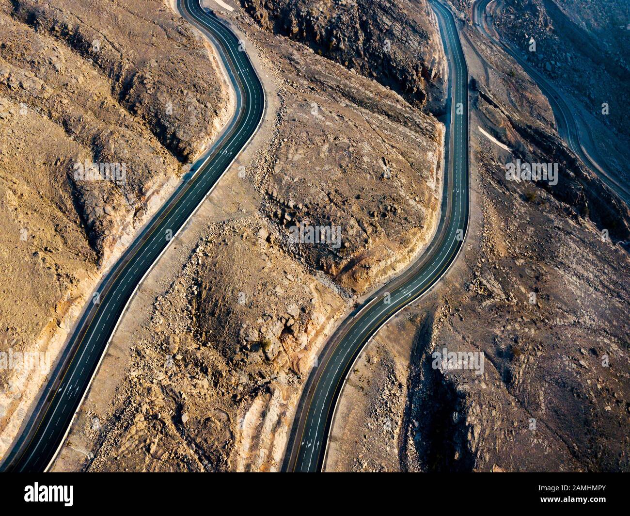 Desert strada di montagna sulla montagna Jais nella vista aerea degli Emirati Arabi Uniti Foto Stock