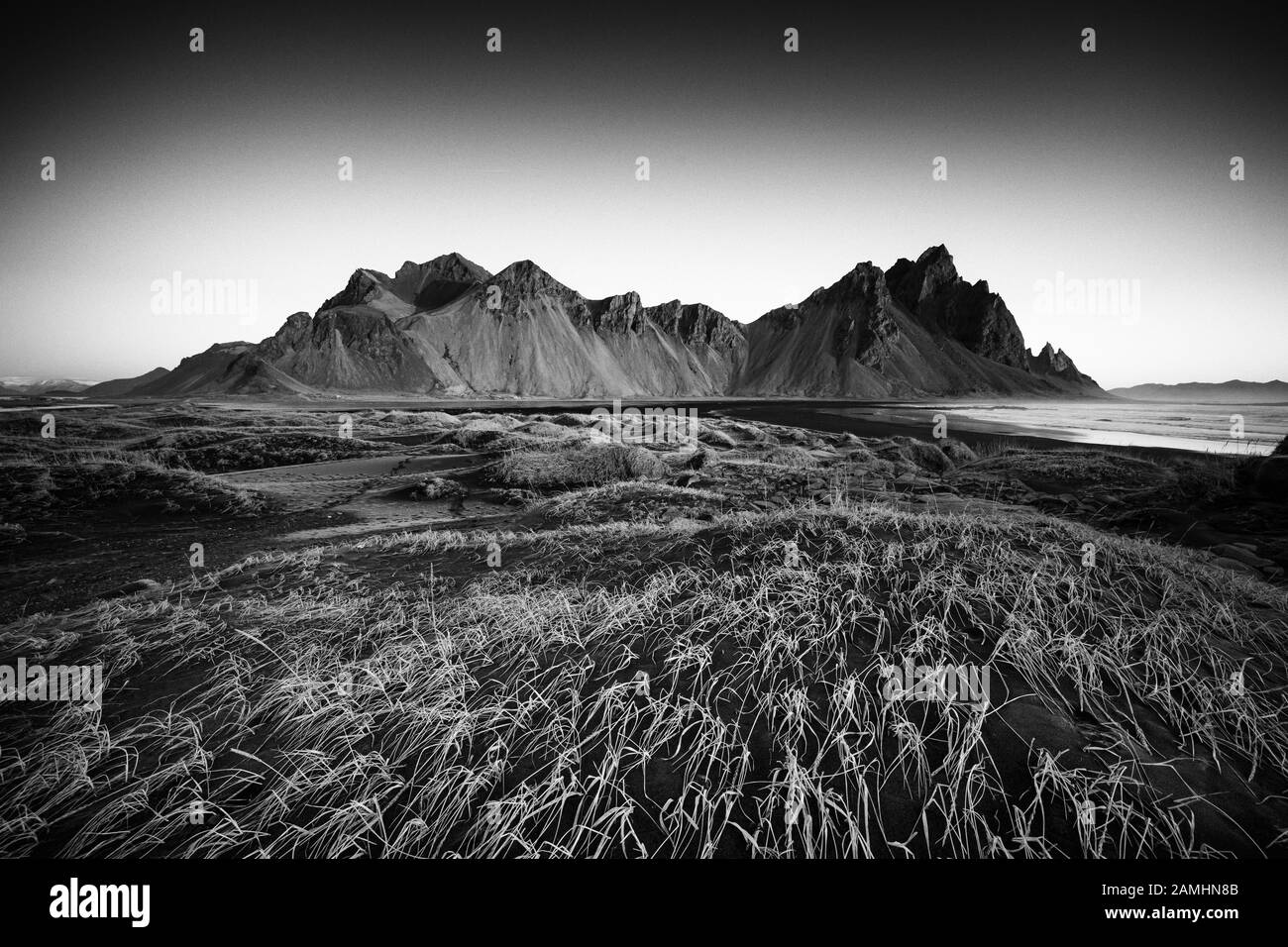 Catena montuosa di Vestrahorn situata a Stokksnes, il Capo meridionale dell'Islanda. Picchi che raggiungono l'alto 454m circondato da dune di sabbia vulcanica nera. Foto Stock