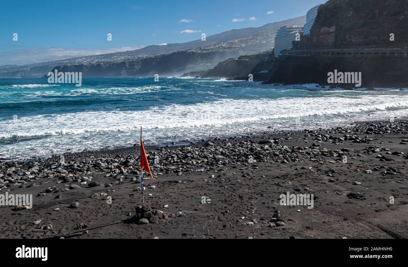 Bandiera rossa unica di avvertimento sulla spiaggia urbana di Puerto de la Cruz a Tenerife, Spagna. Foto Stock